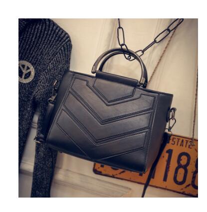 Casual tote with round metal handle Handbag