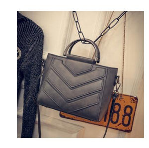 Casual tote with round metal handle Handbag